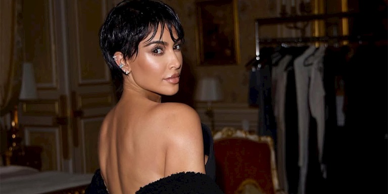 Kim Kardashian’ın Paris’teki Yeni Pixie Saç Modeli Kim Kardashian’ın Paris’teki Yeni Pixie Saç Modeli