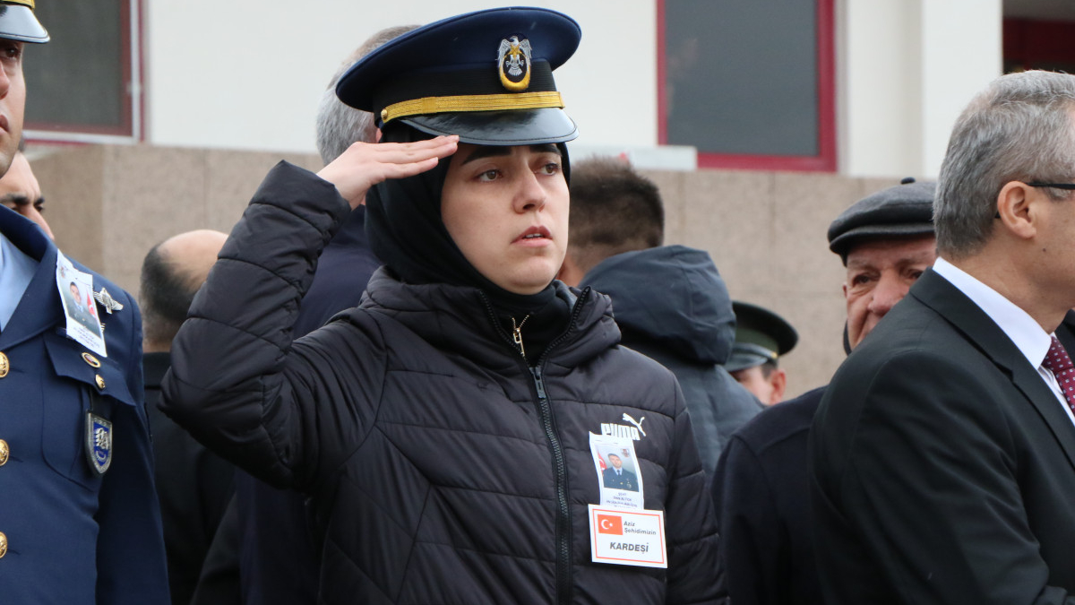 Samsun’da Şehit Ağabeyinin Cenazesini Asker Selamıyla…