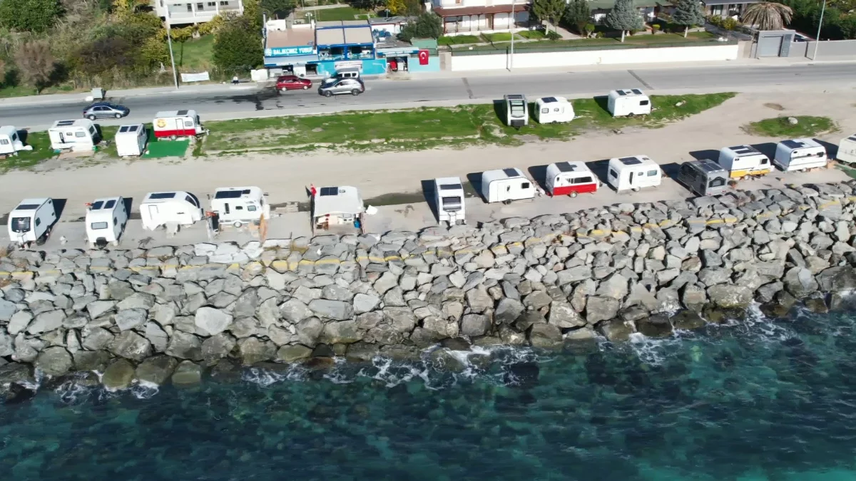 İstanbul’daki Sahil Şeridi Karavanlarla Dolduruldu