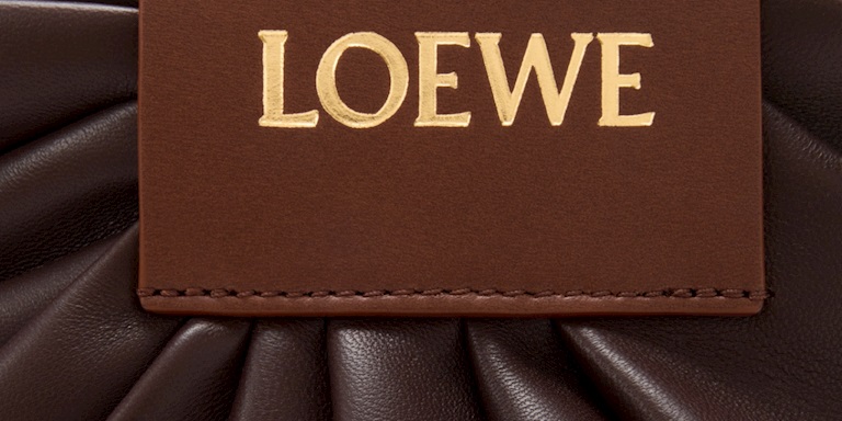 Loewe’nin Yeni Drape Ceketi ve Çantası Moda Dünyasında İlgi…