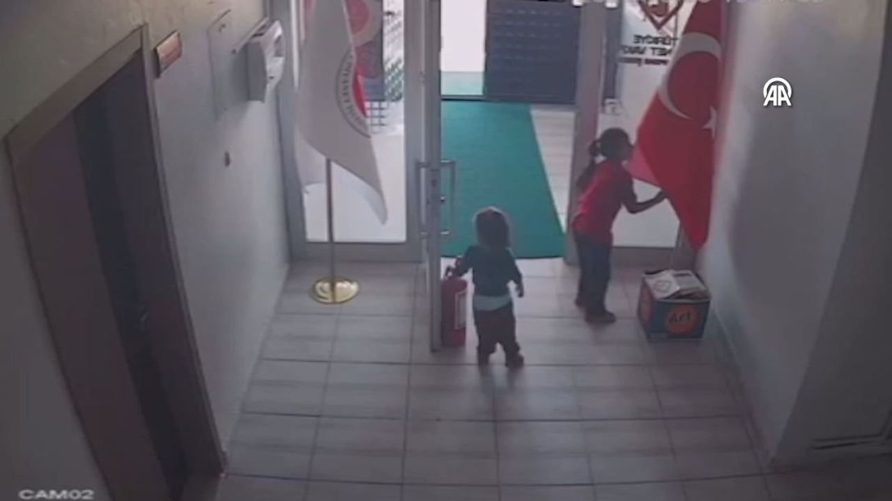 Kız kardeşlerin bayrak sevgisi yürekleri ısıttı