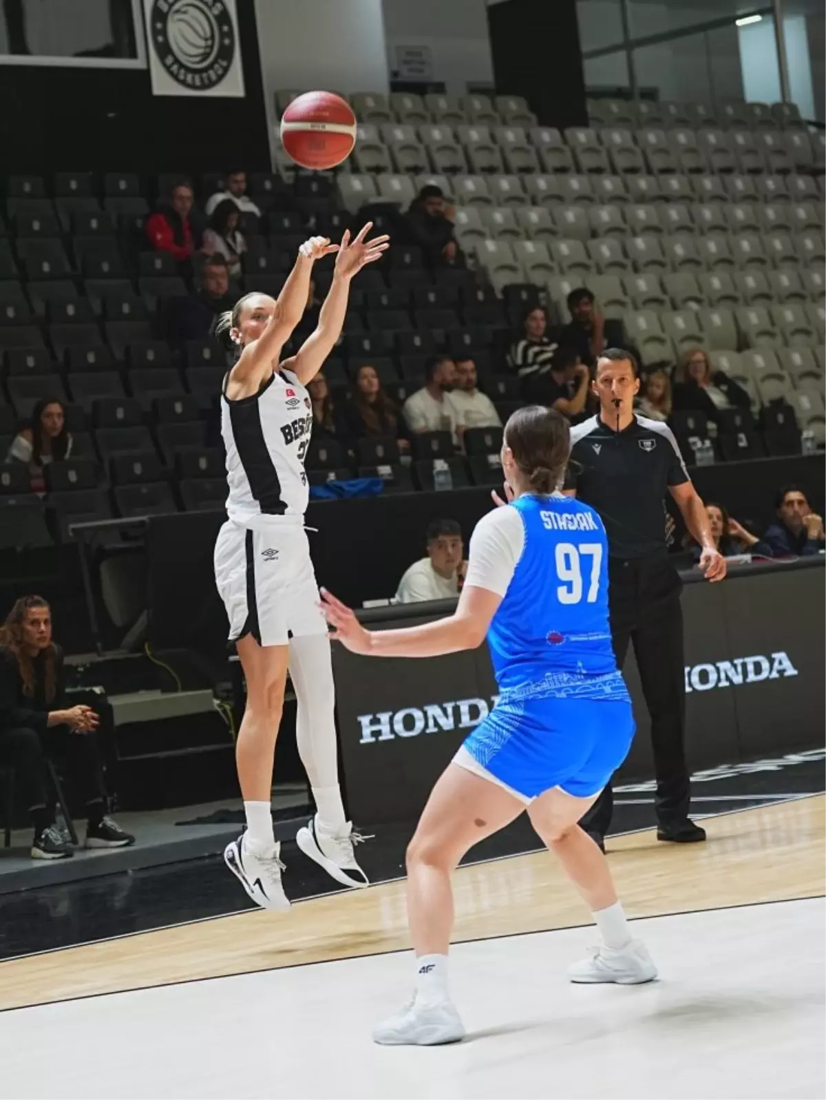 Beşiktaş BOA, Enea Gorzow’u 100-70 ile Geçti
