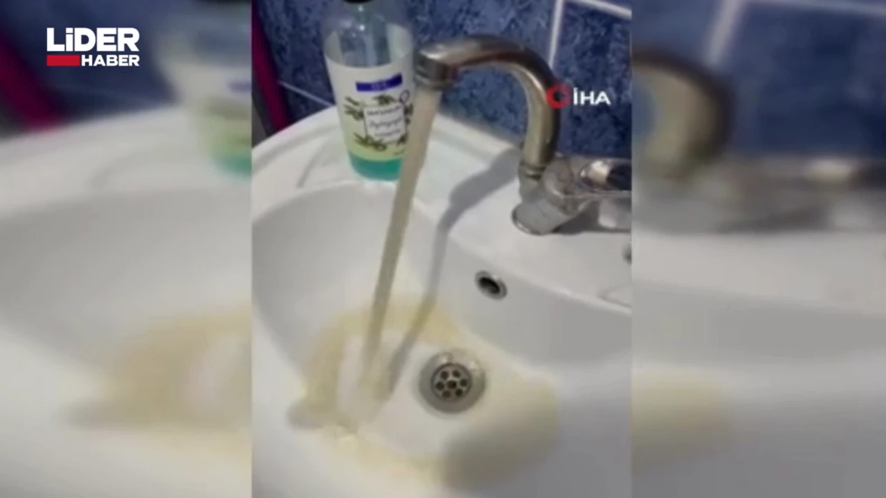 İstanbul’da Musluklardan Akan Kirli Su Tepkileri Artıyor İstanbul’da Musluklardan Akan Kirli Su Tepkileri Artıyor