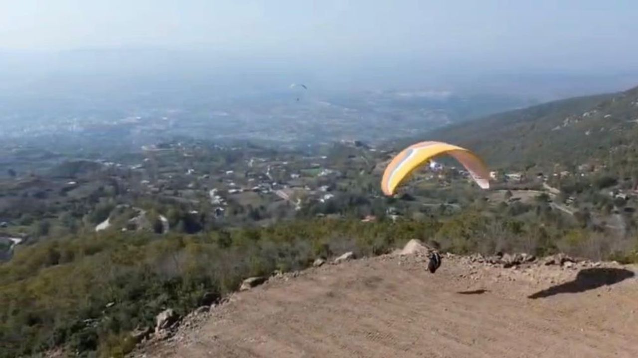 Osmaniye’de festivalde paraşütçü kayaya çarptı