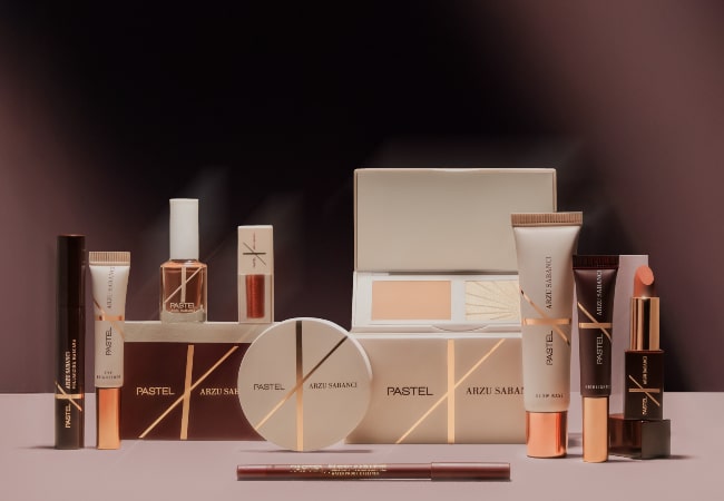 Pastel x Arzu Sabancı: Zamansız ve Güçlü Bir Koleksiyon Pastel x Arzu Sabancı: Zamansız ve Güçlü Bir Koleksiyon