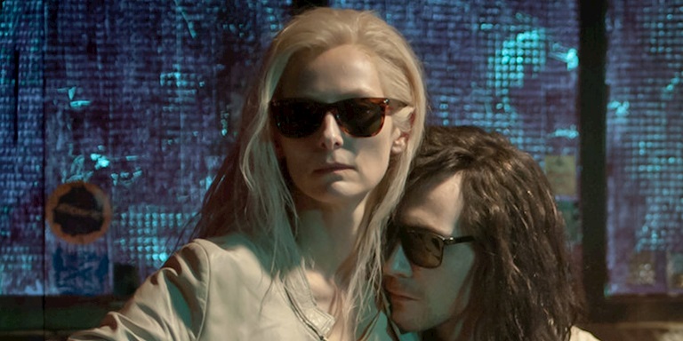 Geceleri Güneş Gözlüğü Takmanın Anlamı ve Sebepleri Geceleri Güneş Gözlüğü Takmanın Anlamı ve Sebepleri